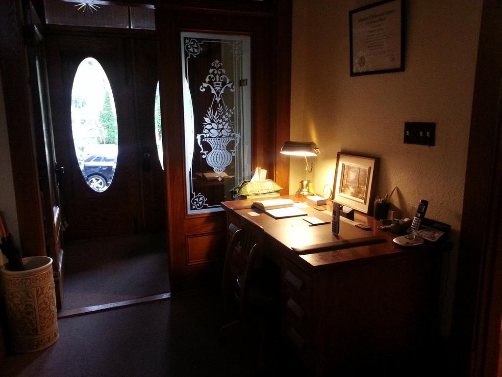Le Petit Chateau Montebello B&B ภายนอก รูปภาพ