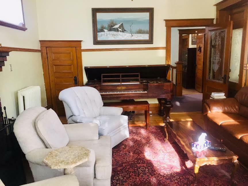Le Petit Chateau Montebello B&B ภายนอก รูปภาพ